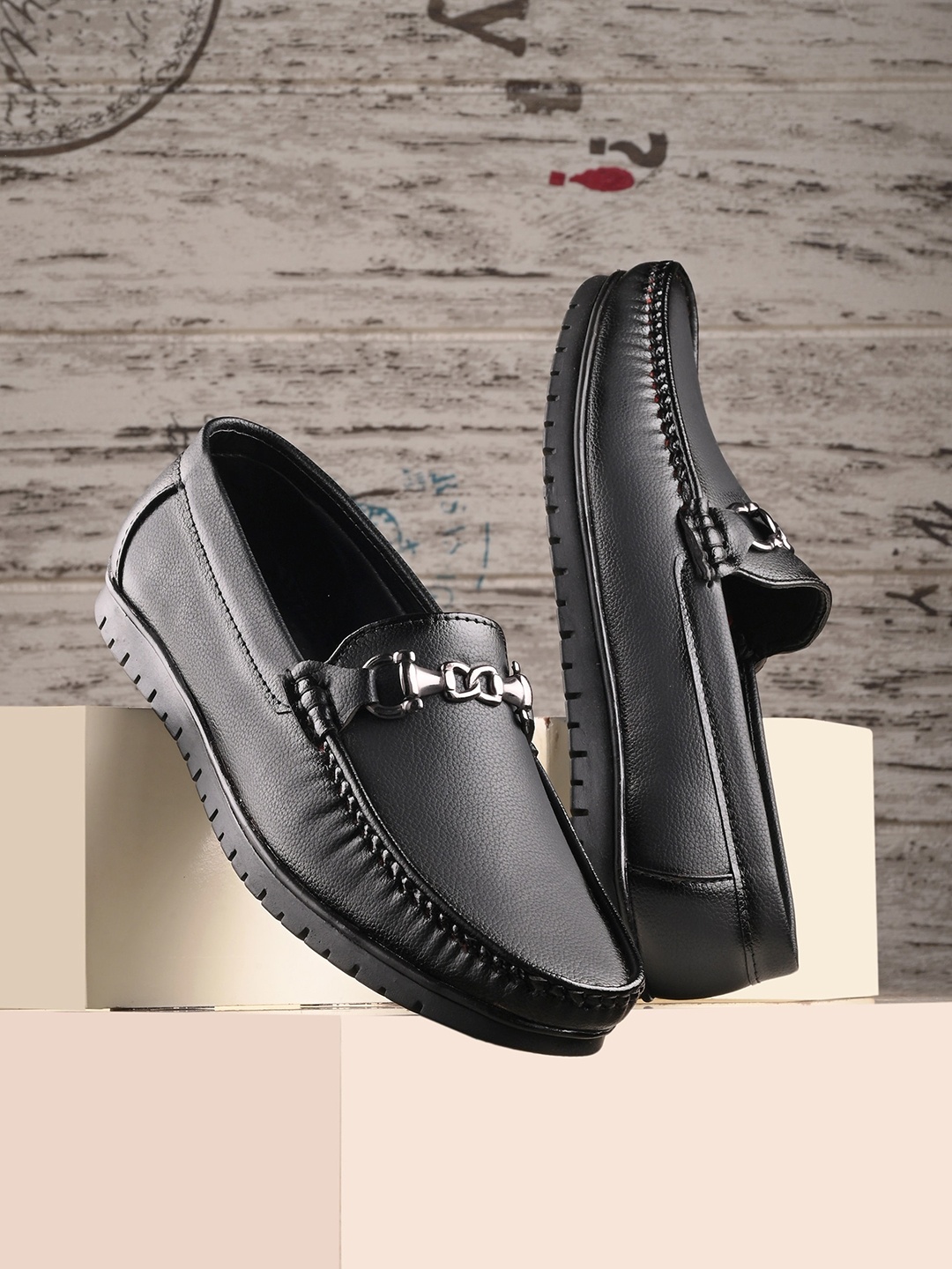 

BUCIK Men Textured Square Toe Lightweight Loafers, Black
