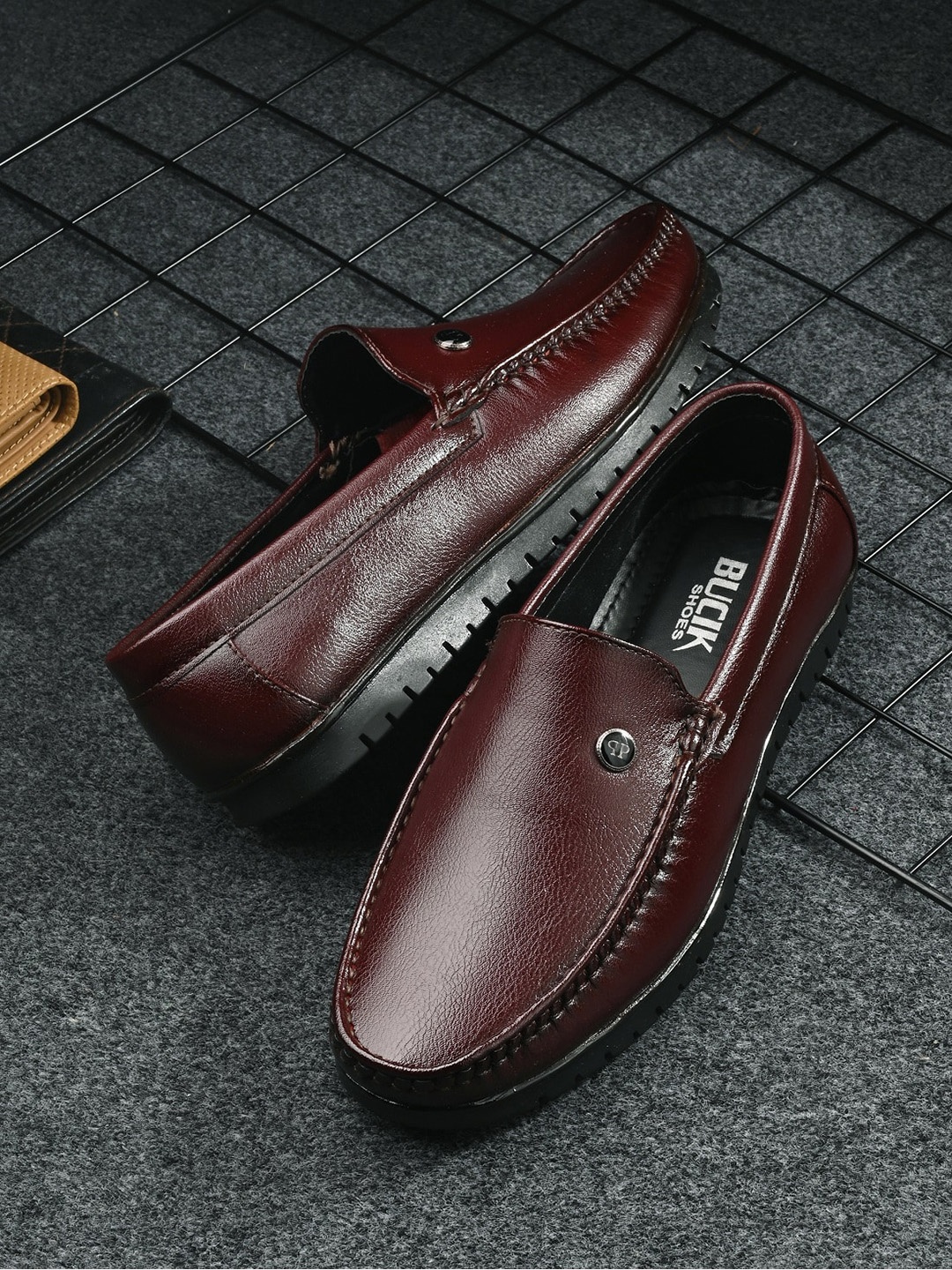 

BUCIK Men Textured Round Toe Lightweight Loafers, Brown