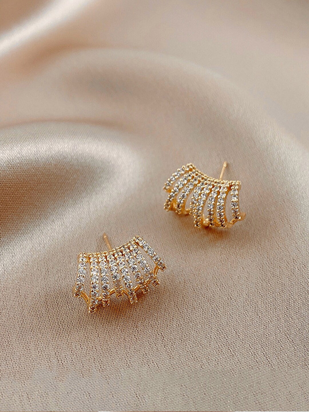 

VAGHBHATT 92.6 Stainless Steel Gold-Plated Artificial Stones Studded Ear Cuff