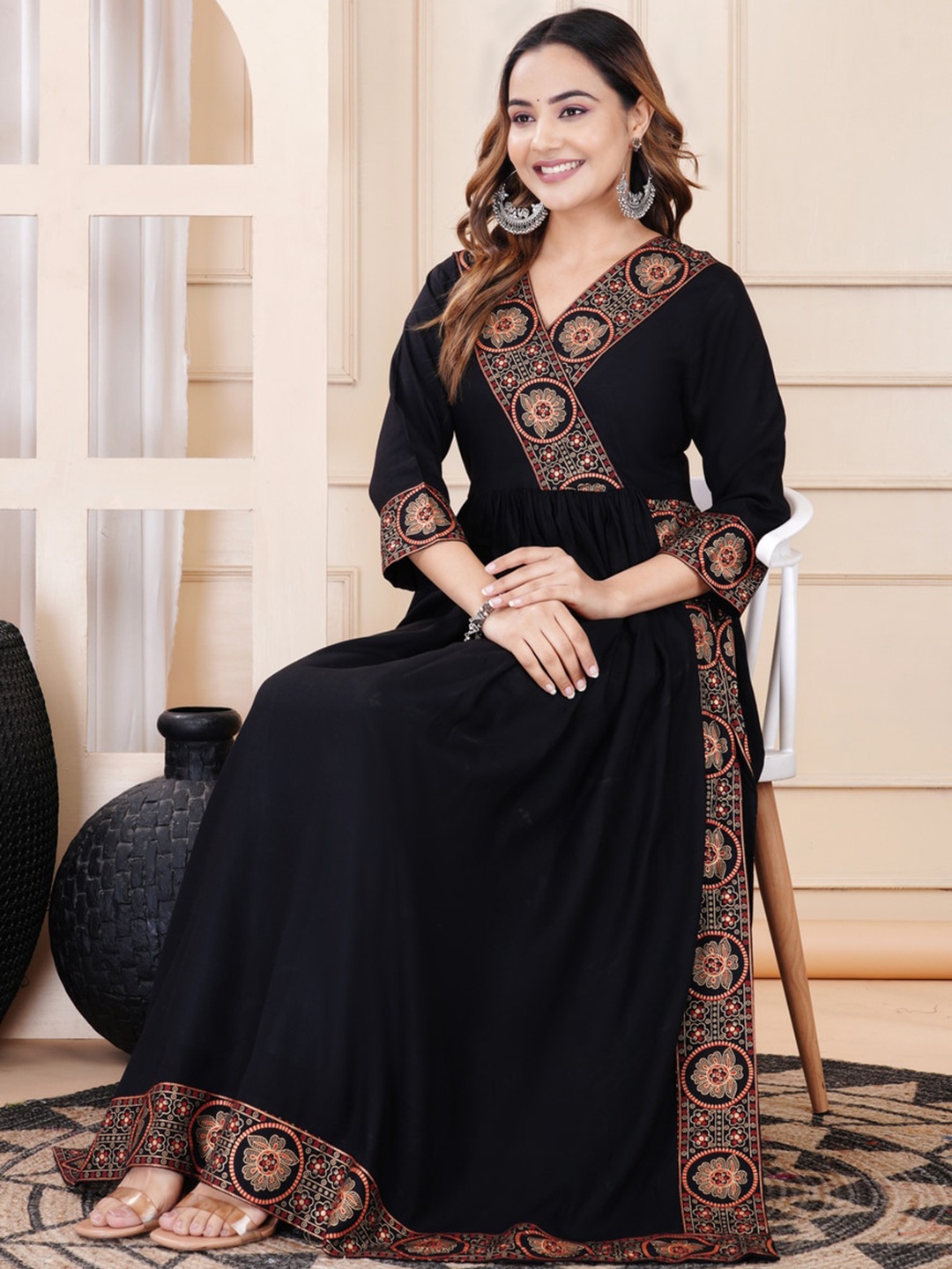 

PURSHOTTAM WALA Geometric Printed Sequinned V-Neck Asymmetric A-Line Kurta, Black