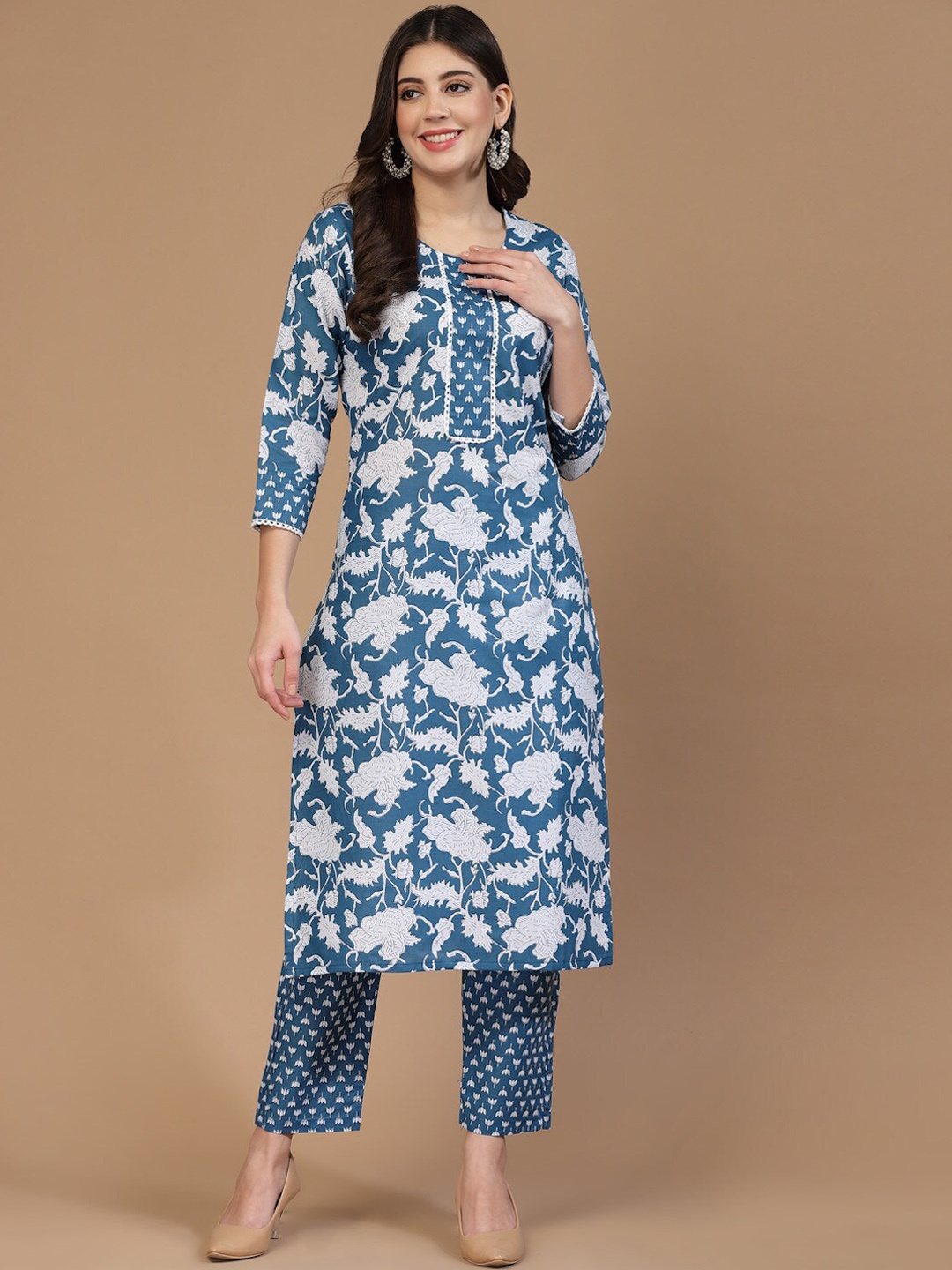 

LookMark Floral Printed Straight Kurta With Trouser, Blue