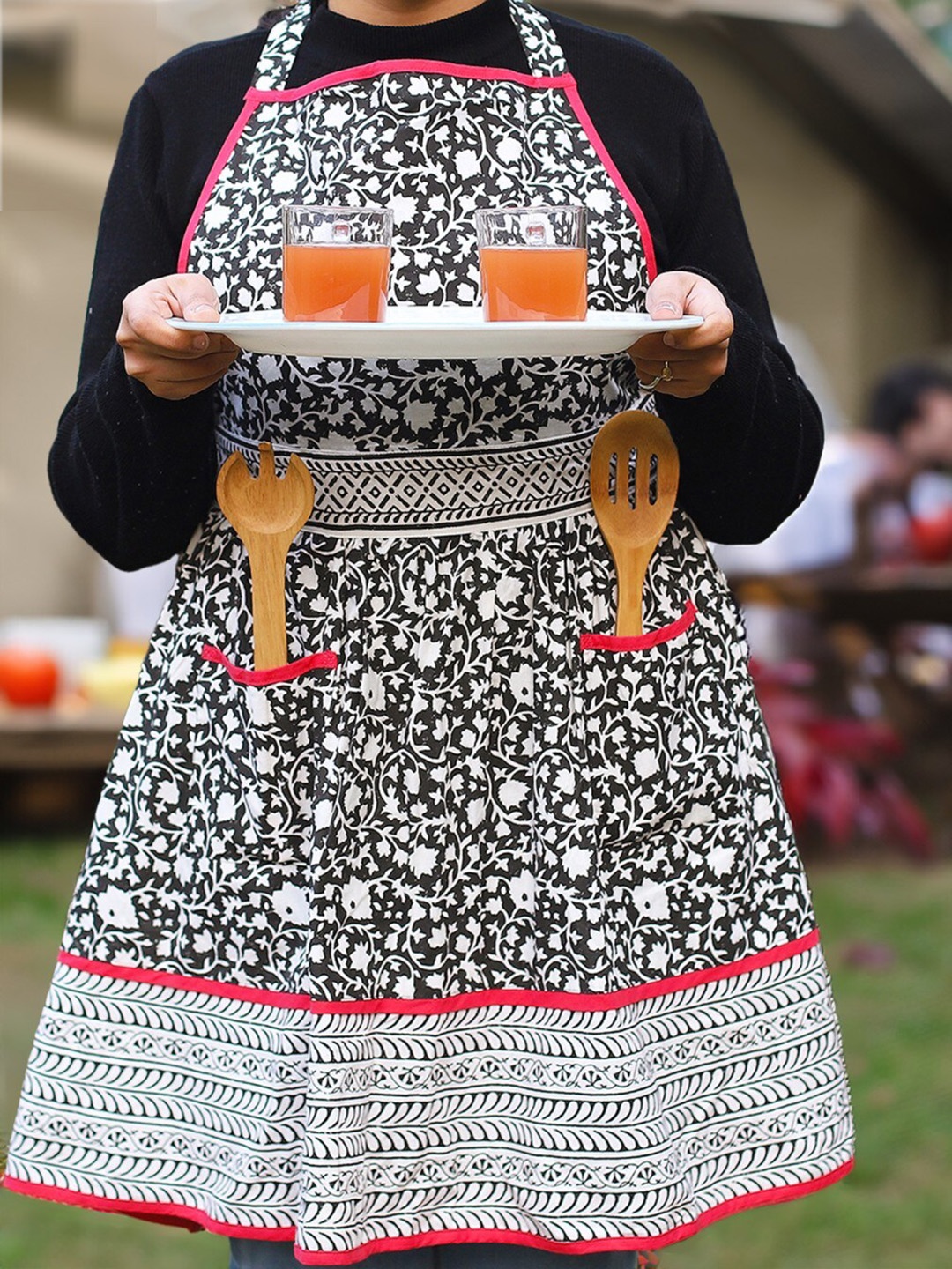 

TARAN LIVING Black & White Printed Cotton Apron