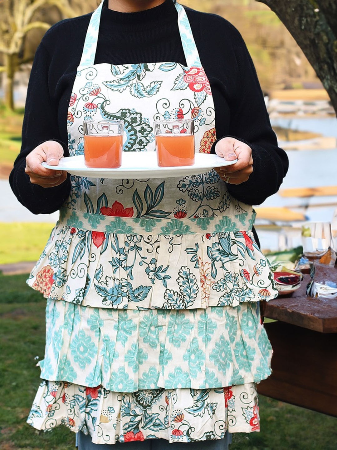 

TARAN LIVING Off White & Green Printed Cotton Bib Apron