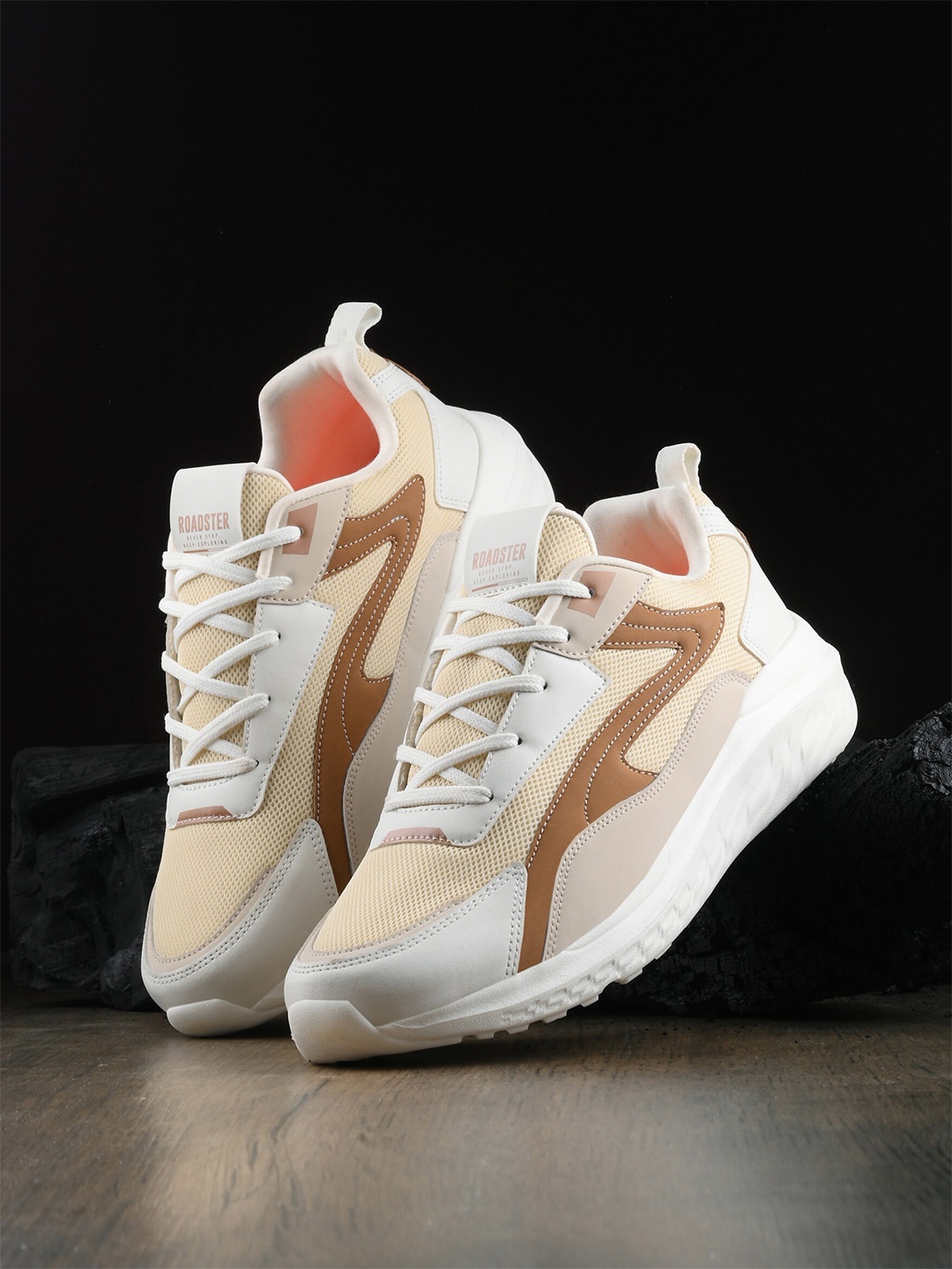 

The Roadster Lifestyle Co. Men Off White Colourblocked Running Sports Shoes