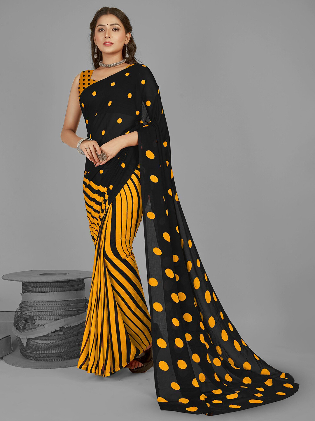 

Moda Rapido Paisley Printed Saree, Black