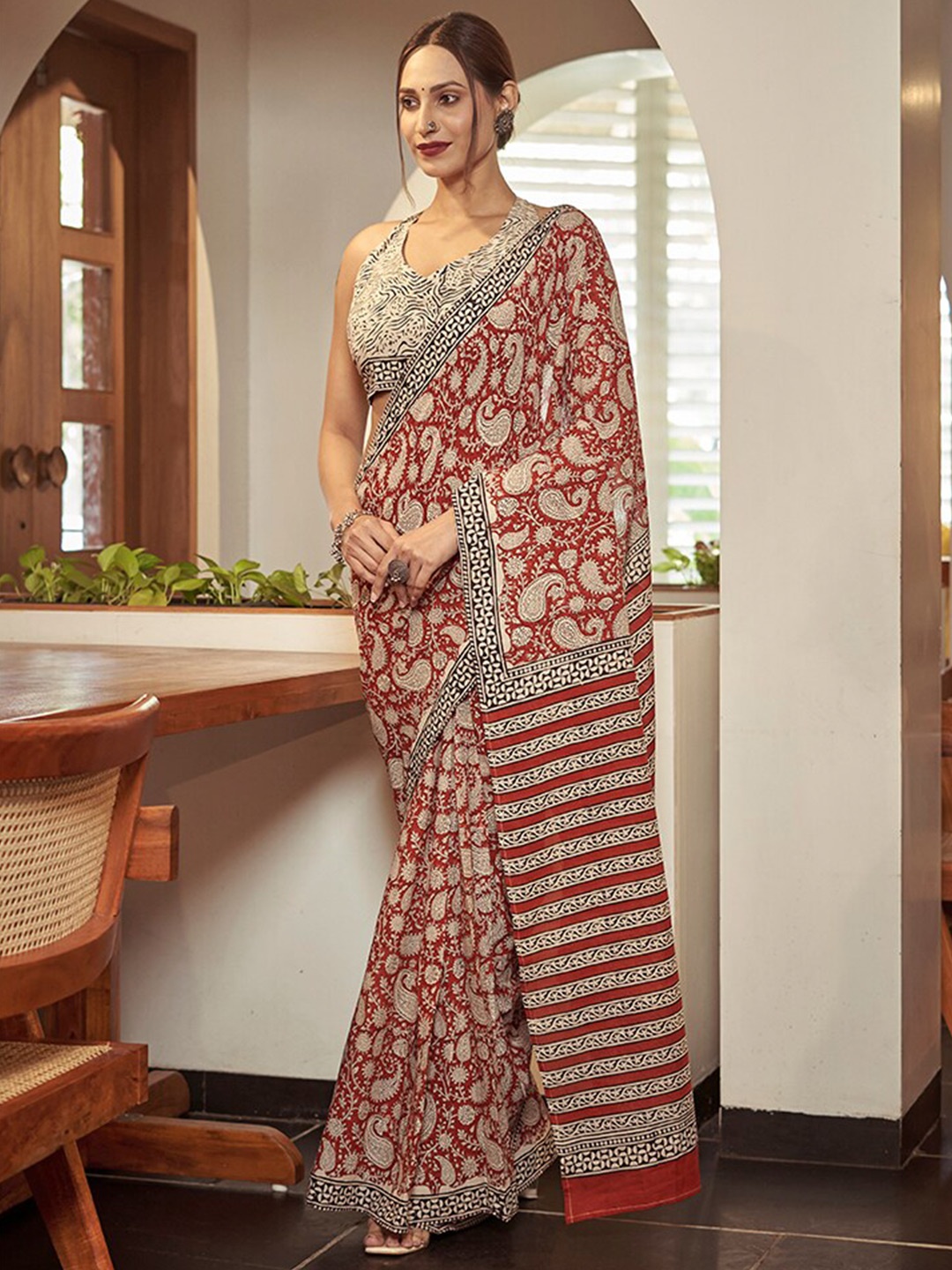 

modeva Paisley Printed Pure Cotton Bagru Saree, Maroon