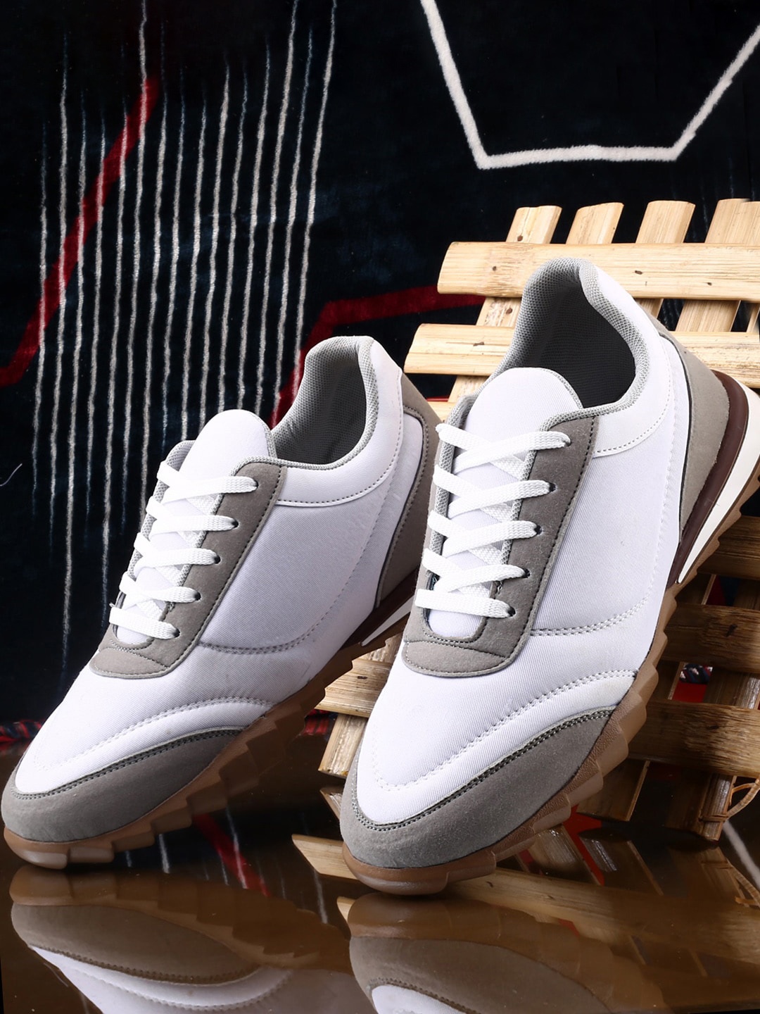 

HAKKEL Men Colourblocked Round Toe Lightweight Sneakers, White