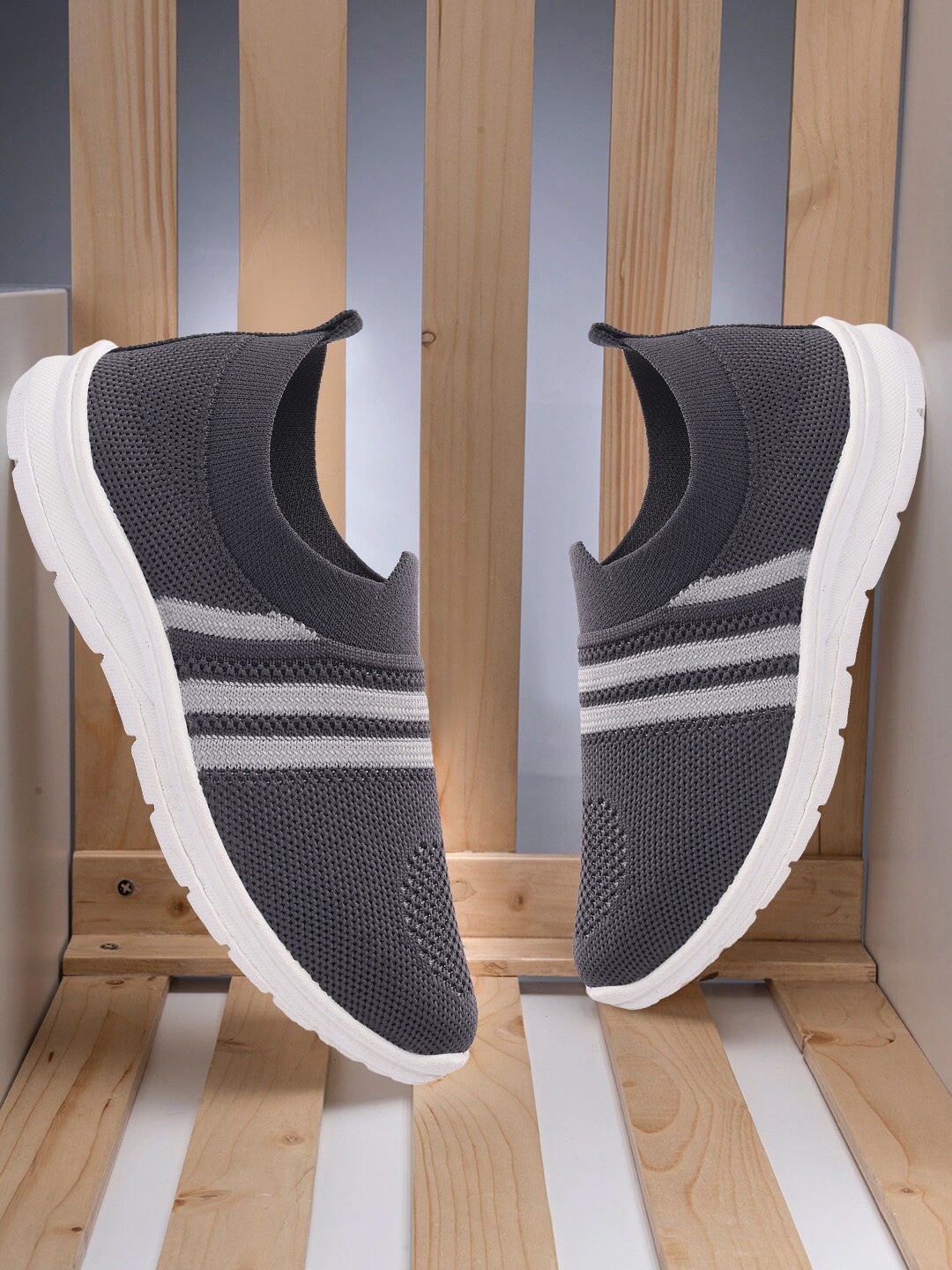

SPRENGE Girls Round Toe Flyknit Textile Slip-On Sneakers, Grey