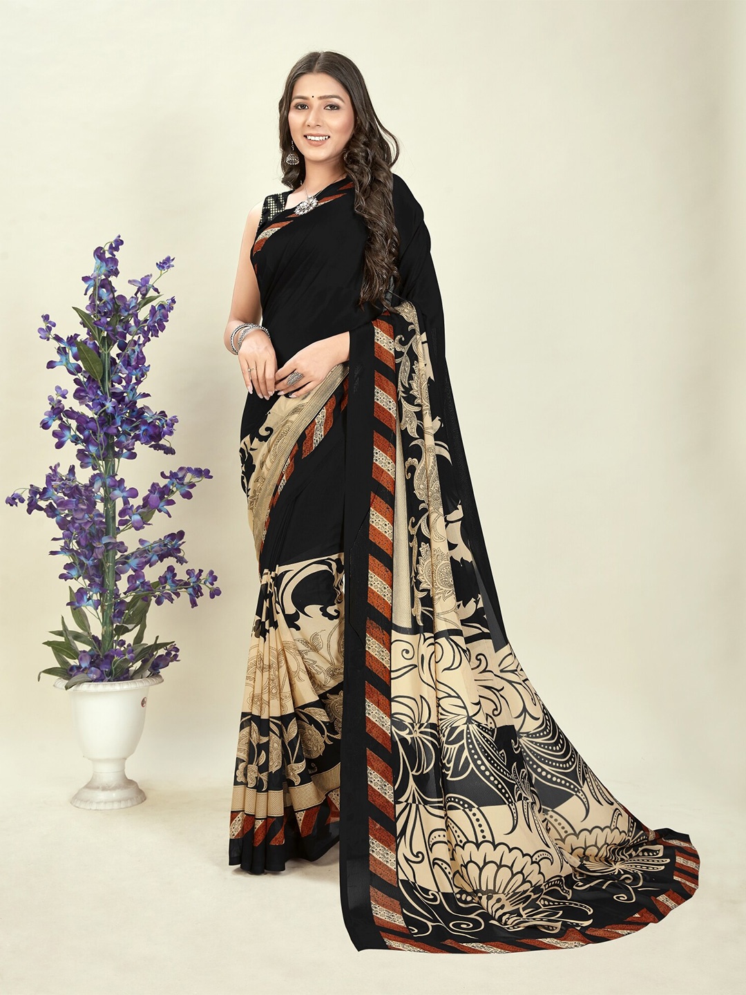 

ANAND SAREES Floral Printed Saree, Black