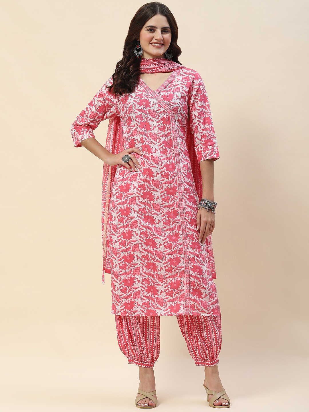 

Meena Bazaar Floral Printed V-Neck Three-Quarter Sleeves Kurta Set, Pink