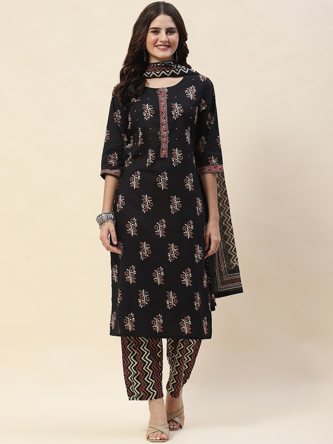 

Meena Bazaar Floral Printed Straight Kurta & Trouser With Dupatta, Black