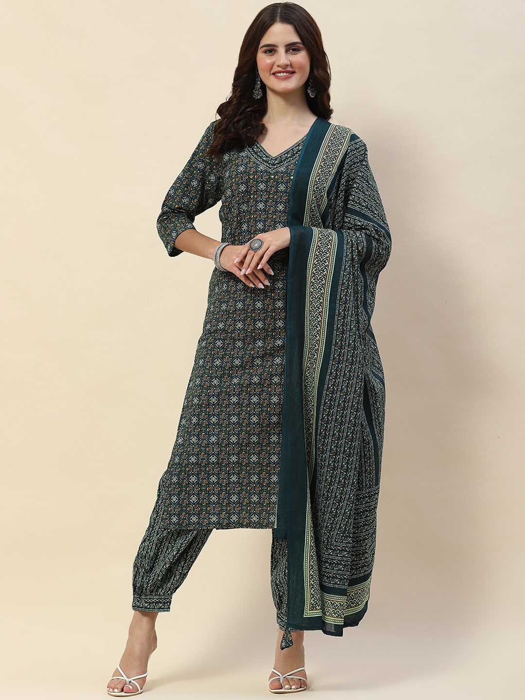 

Meena Bazaar Ethnic Motifs Printed V Neck Three-Quarter Sleeves Kurta Set, Green