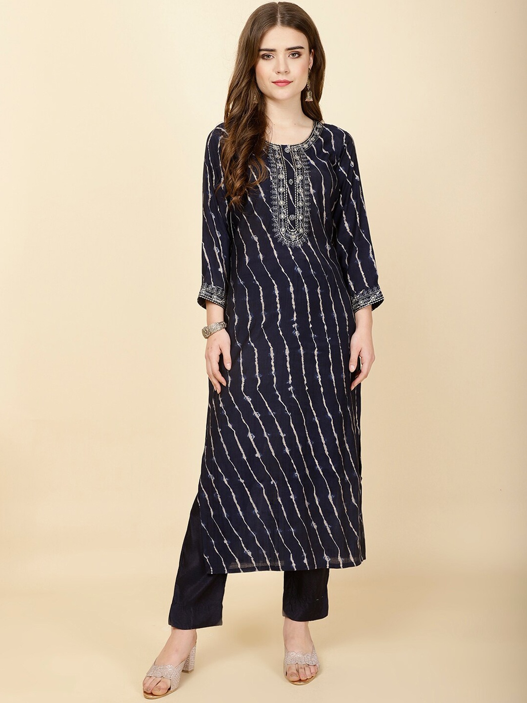 

Meena Bazaar Leheriya Print Round Neck Three-Quarter Sleeves Thread Work Muslin Kurta Set, Navy blue