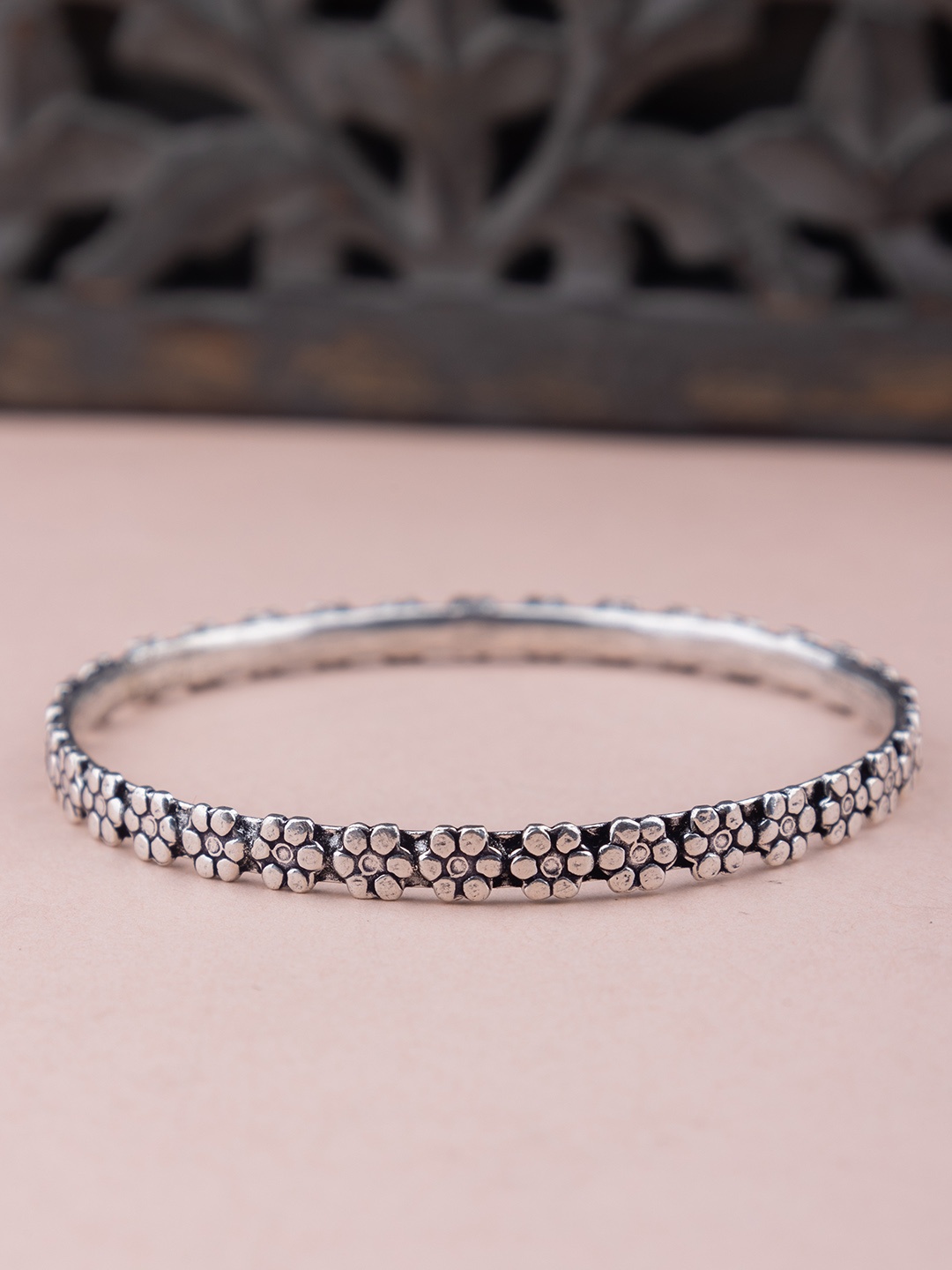 

Shyle 925 Sterling Silver Floral Detail Bangle