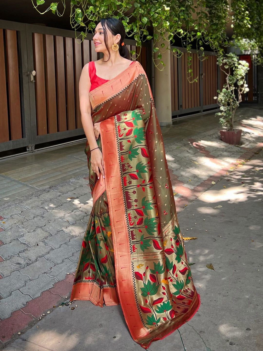 

LeeliPeeri Designer Floral Woven Design Pure Silk Banarasi Saree, Brown