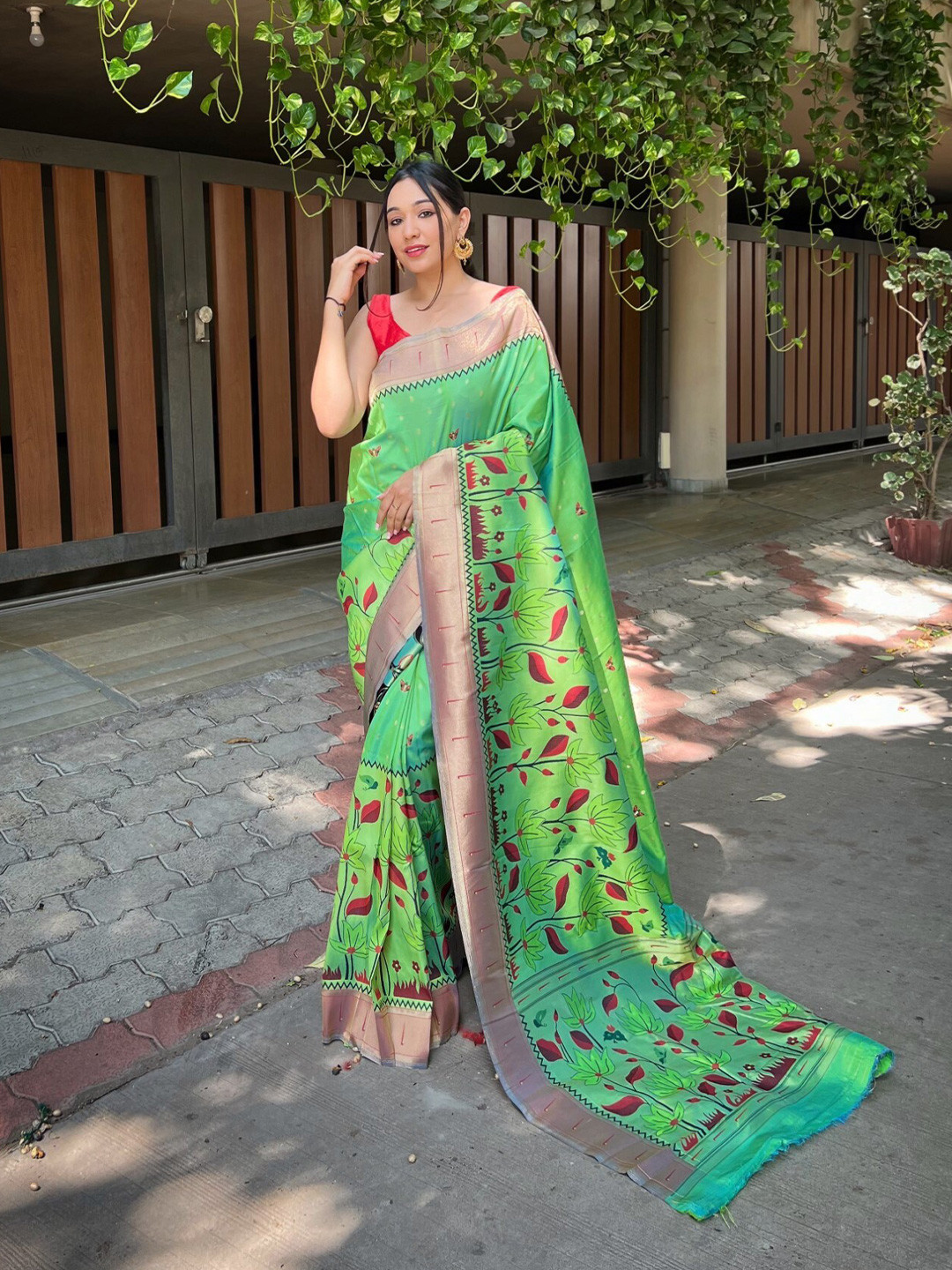 

LeeliPeeri Designer Floral Woven Design Zari Pure Silk Banarasi Saree, Green