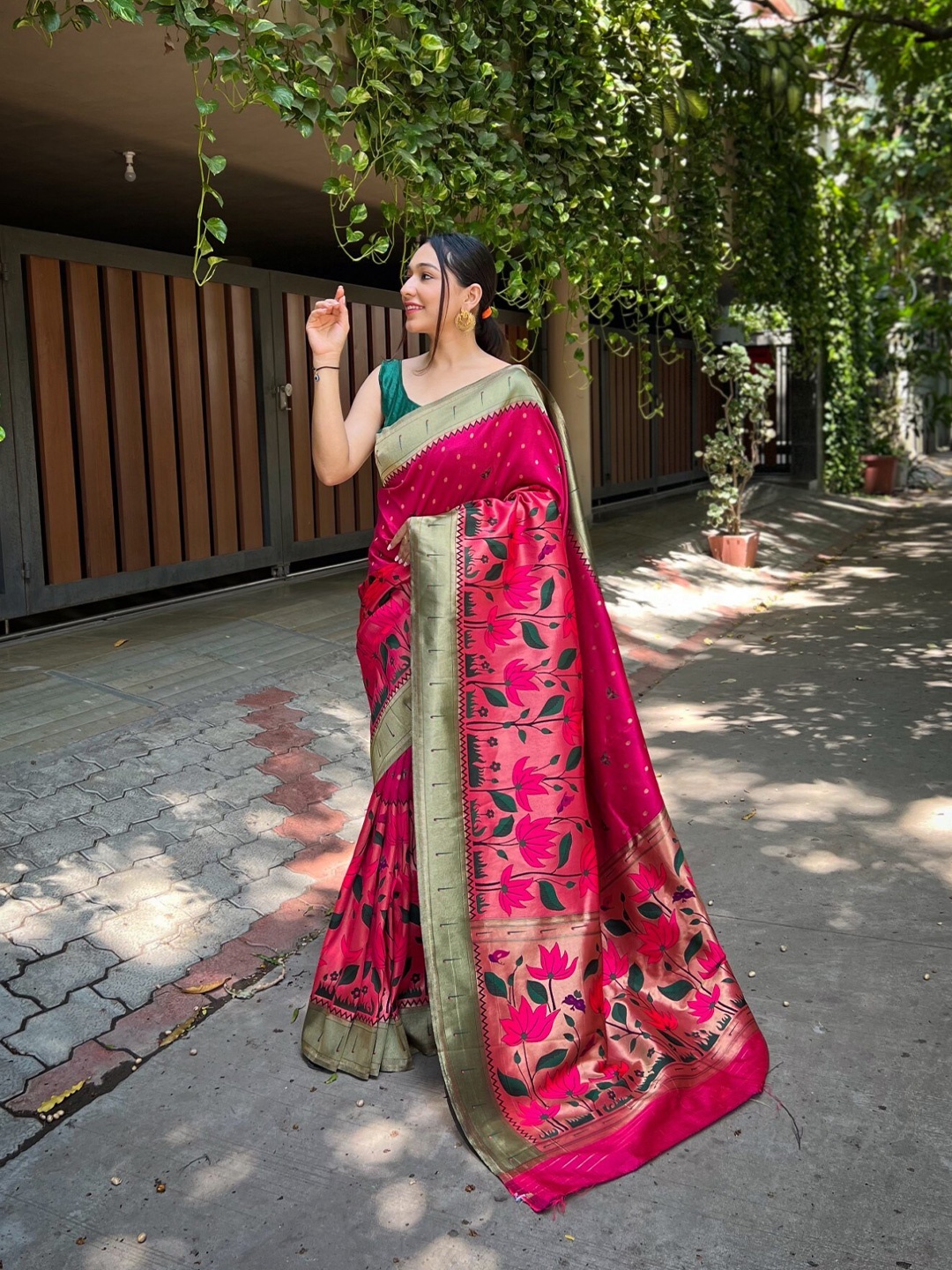 

LeeliPeeri Designer Floral Woven Design Zari Pure Silk Banarasi Saree, Pink