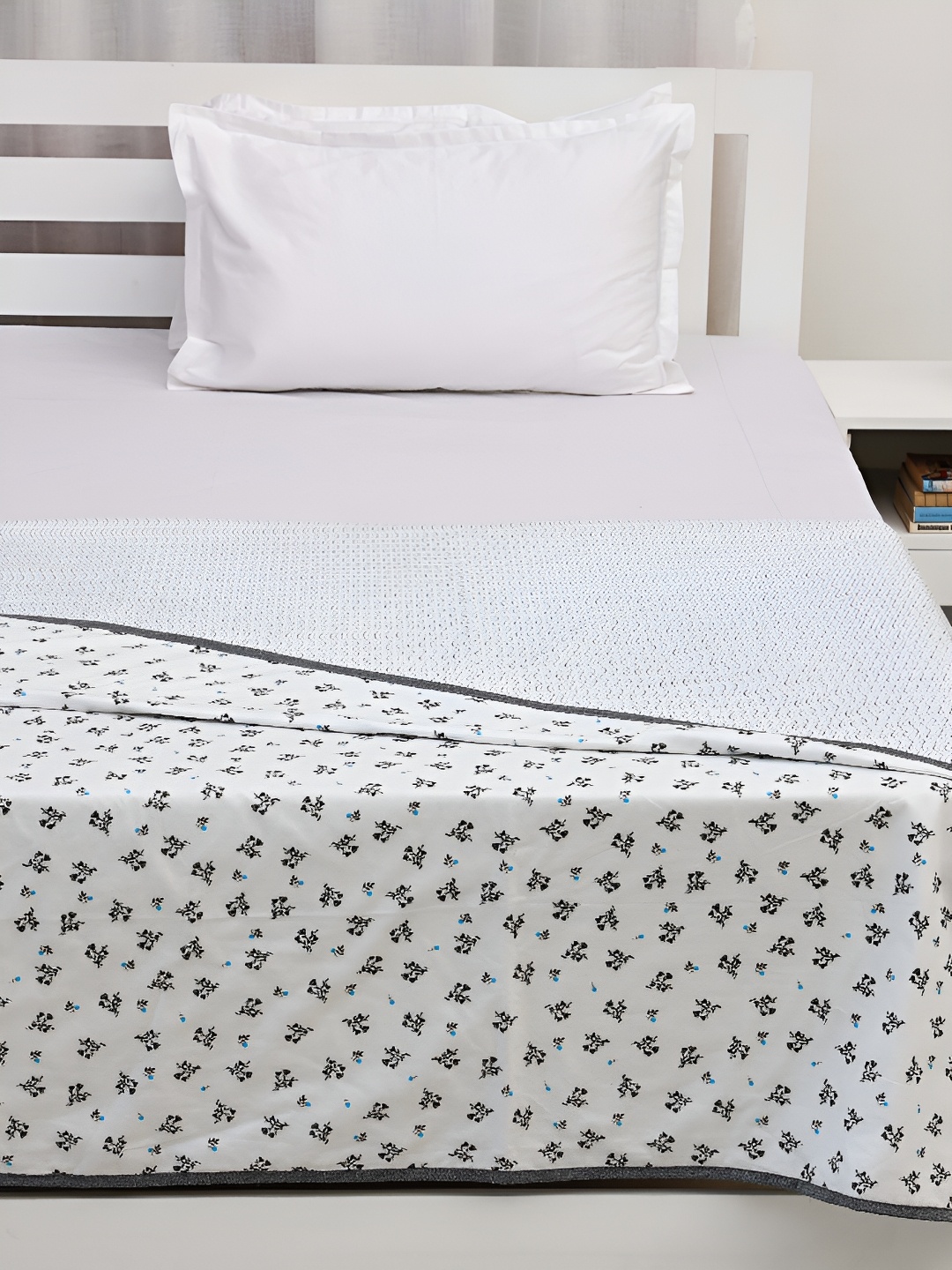 

Ariana Grey & White Floral Cotton 120 GSM Single Bed Dohar