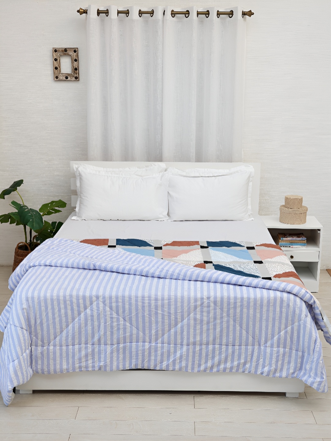 

Ariana Blue & White Geometric Microfiber 110 GSM Double Bed Comforter