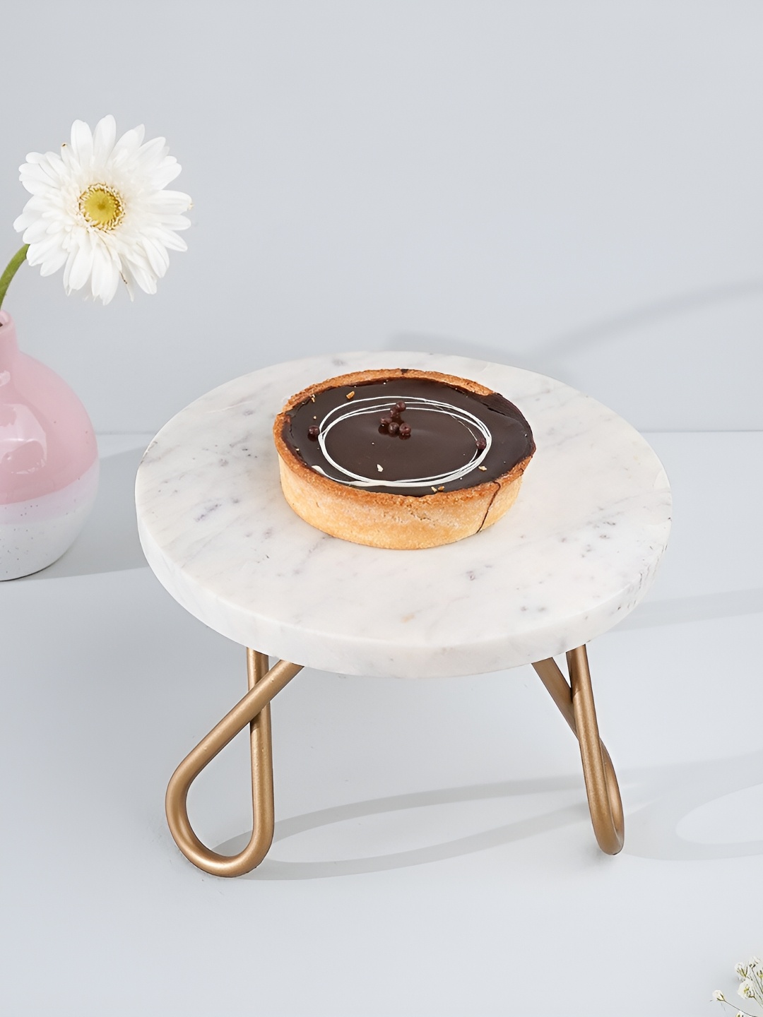 

CASA DECOR Gold-Toned & White Stoneware Cake Stand