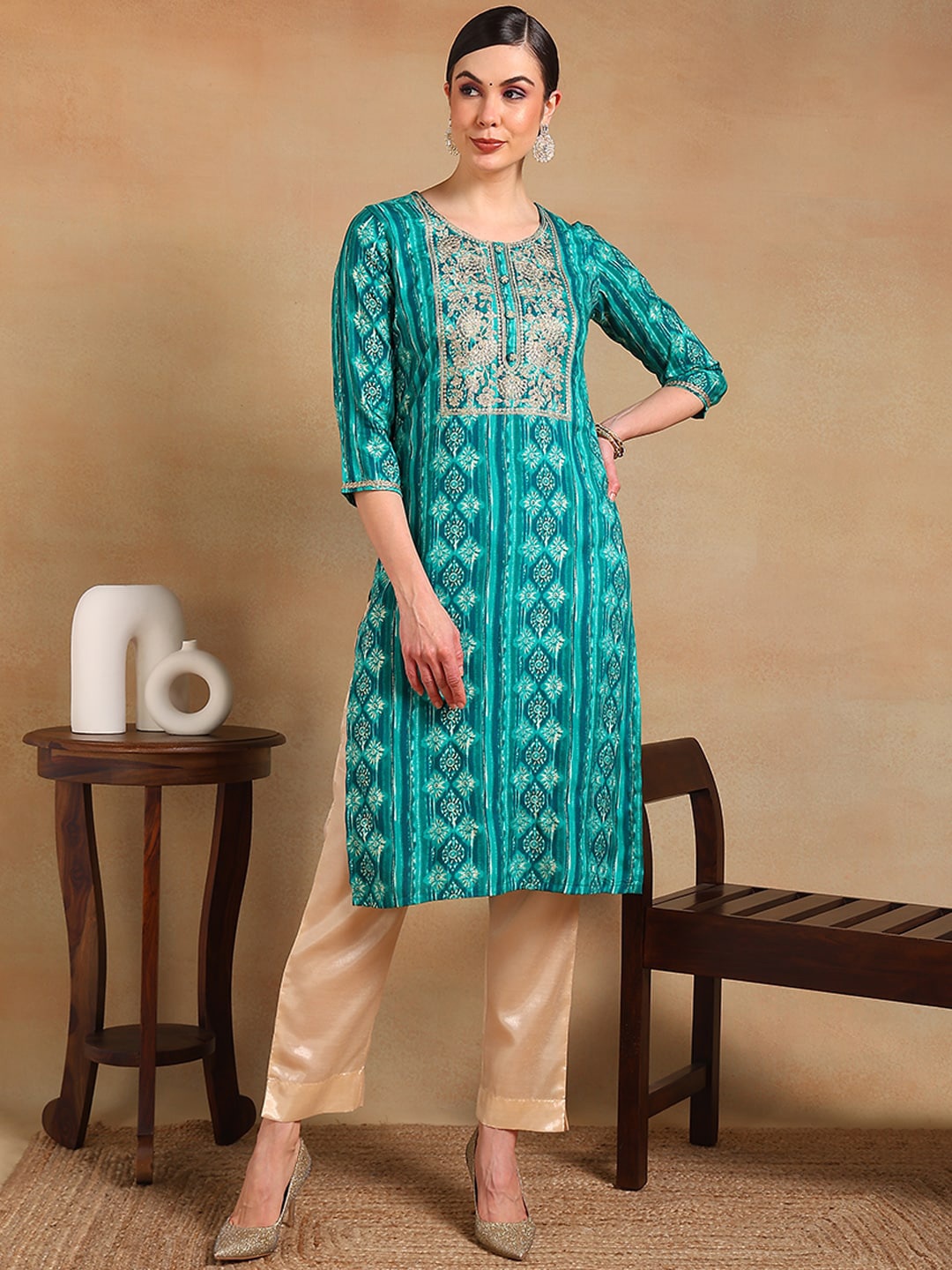

AHIKA Geometric Printed Round Neck Regular Sleeves Kurta, Turquoise blue