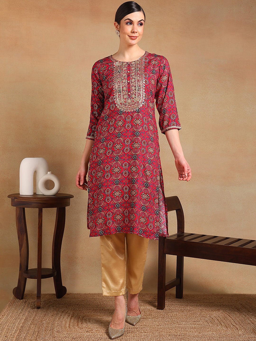 

AHIKA Geometric Yoke Design Round Neck Regular Sleeves Kurta, Pink