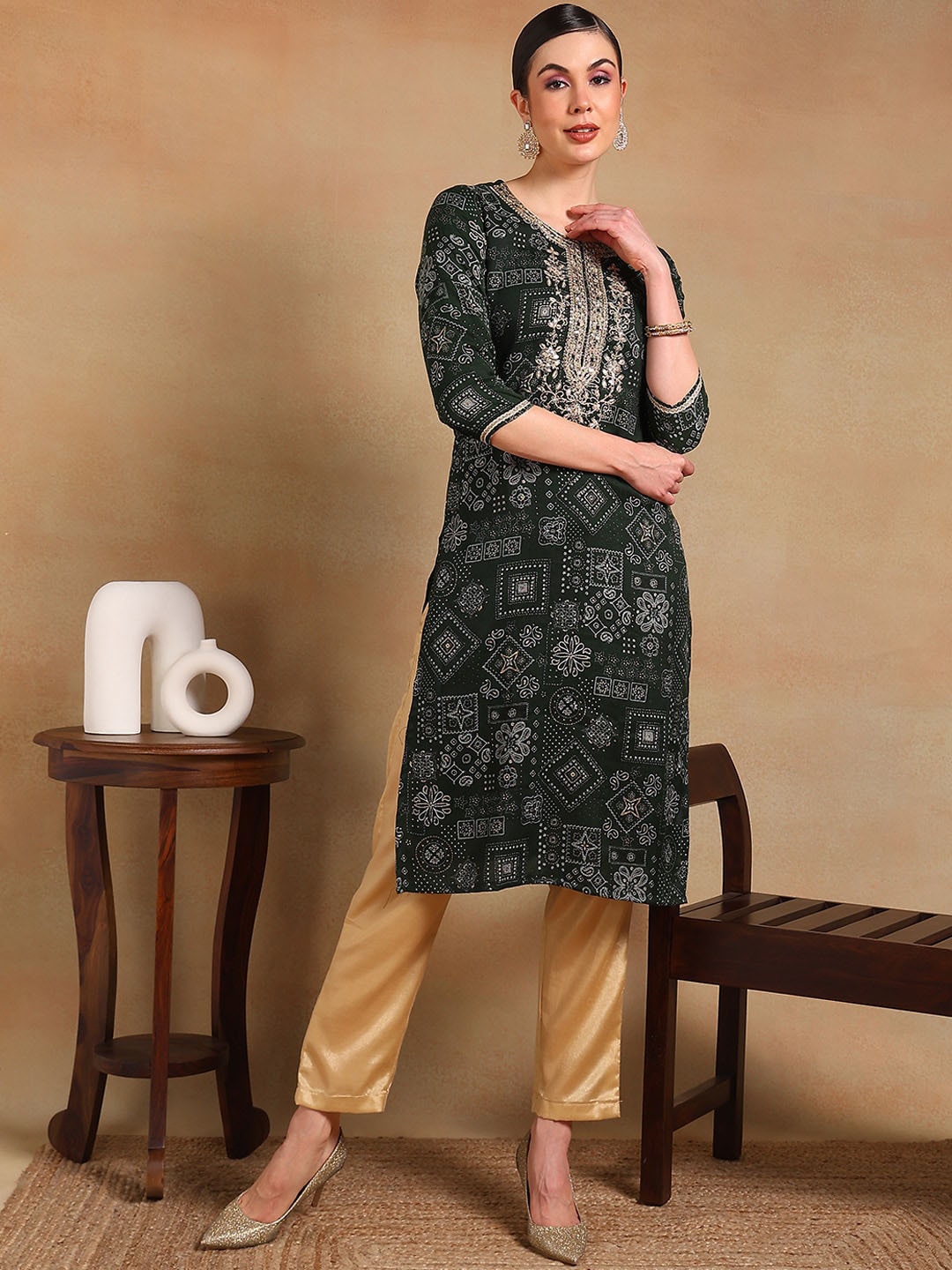 

AHIKA Green Ethnic Motifs Printed Round Neck Thread Work Straight Kurta