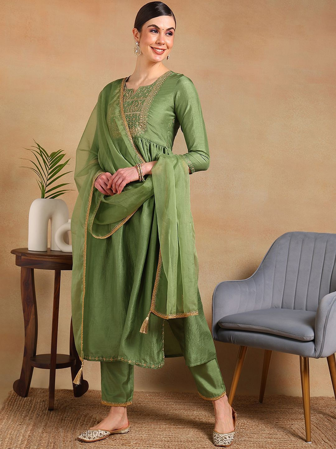 

AHIKA Green Ethnic Motifs Yoke Design Empire Sequinned Kurta With Trousers & Dupatta