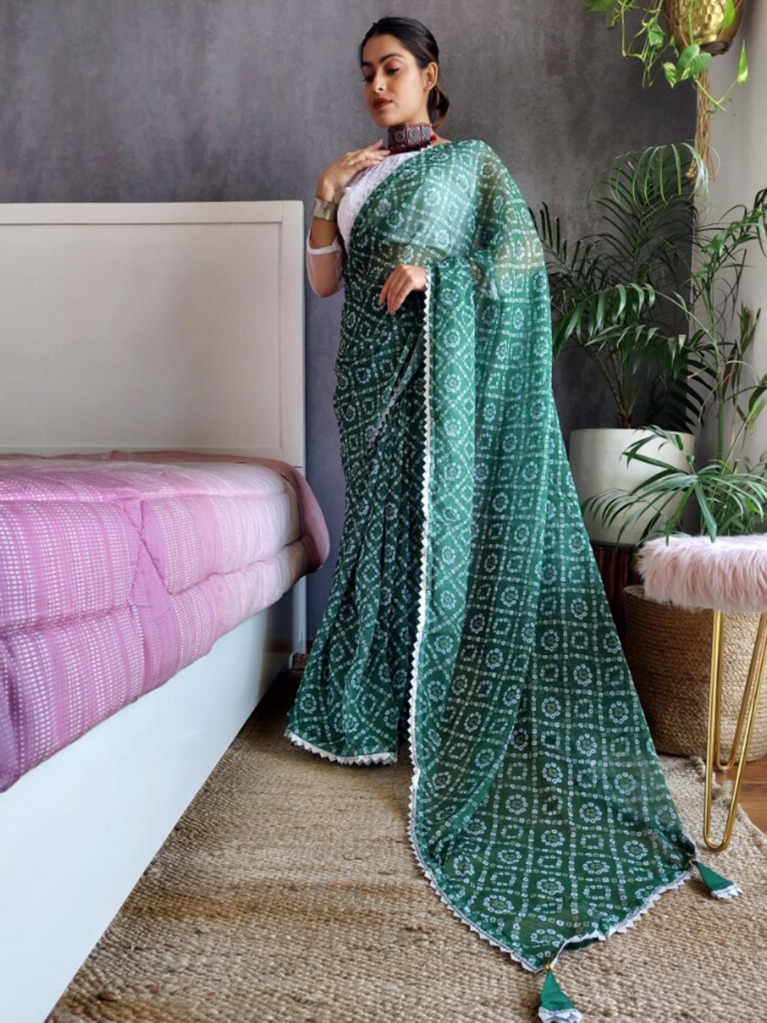 

K 5 Fashion Bandhani Gotta Patti Saree, Green