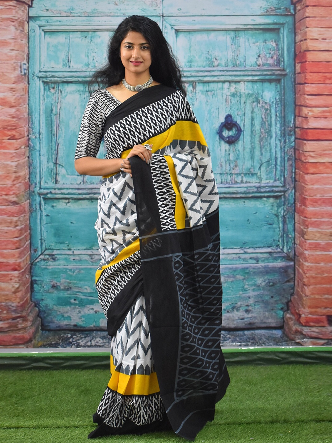 

clothonus Geometric Pure Cotton Block Print Saree, Yellow