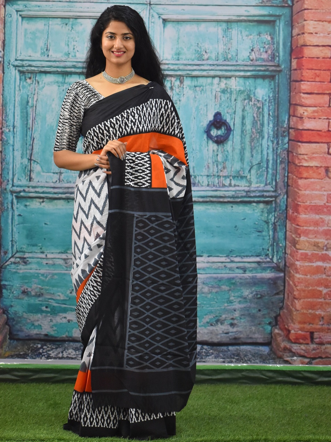 

clothonus Geometric Printed Block Print Saree, Orange