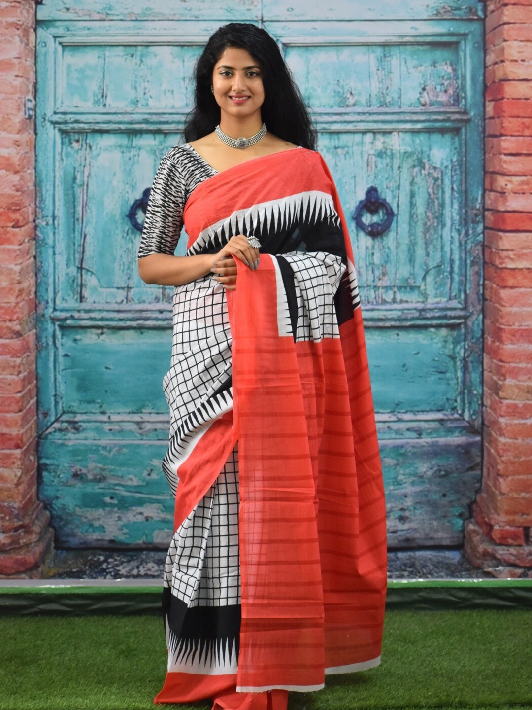 

clothonus Checked Block Print Saree, White