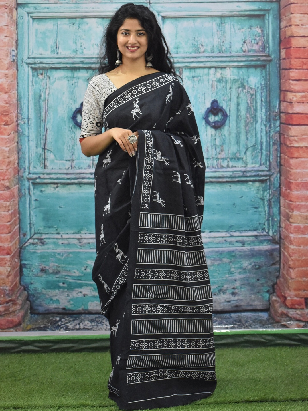 

clothonus Ethnic Motifs Printed Block Print Saree, Black