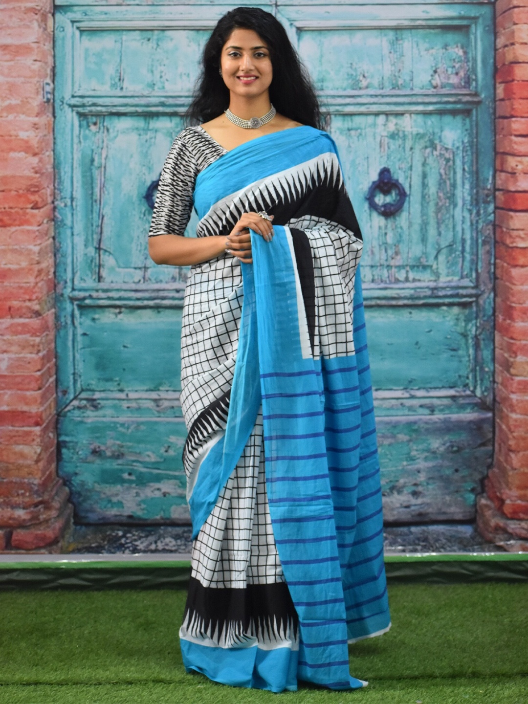 

clothonus Checked Pure Cotton Block Print Saree, Blue