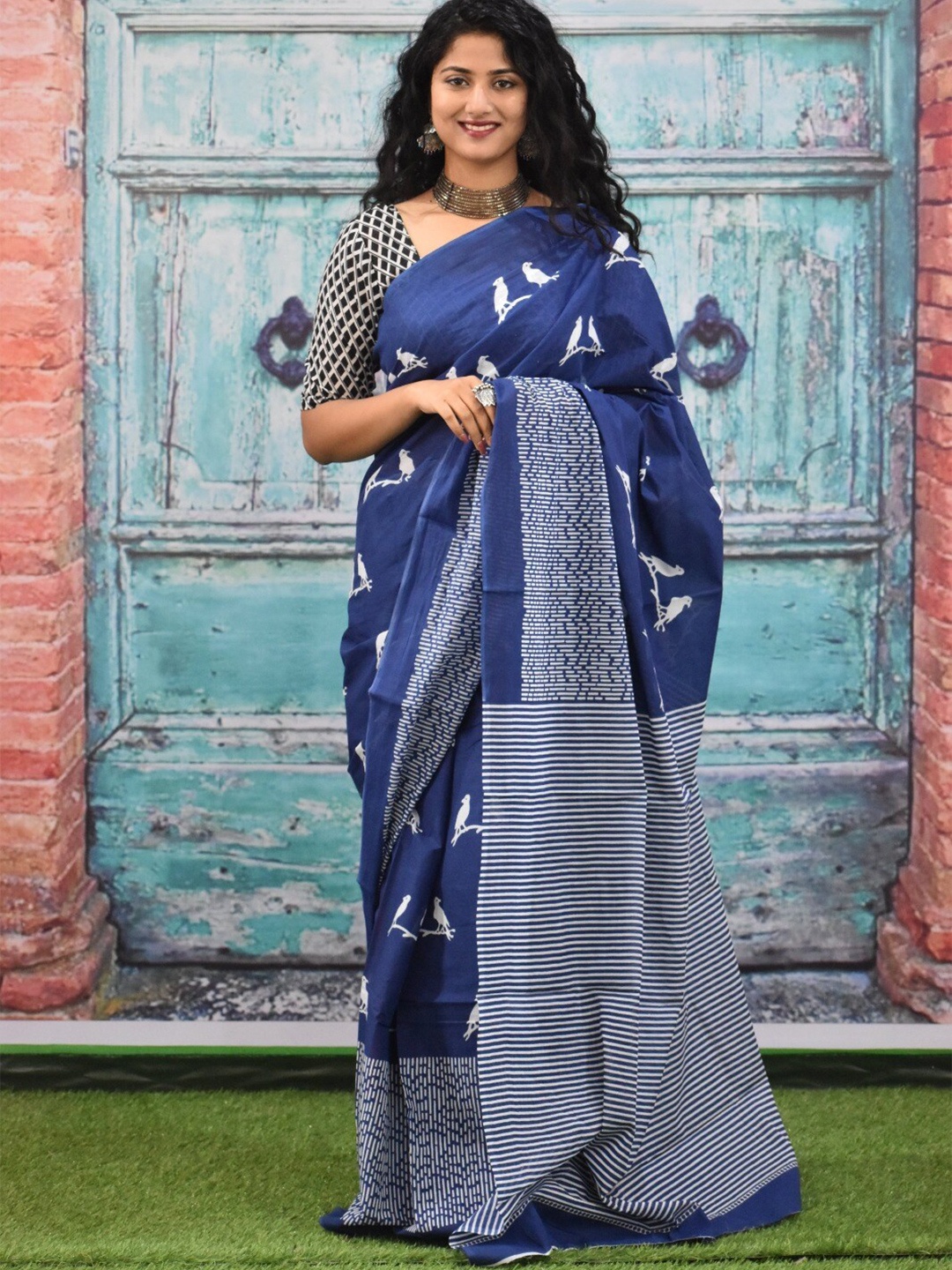 

clothonus Abstract Printed Block Print Saree, Blue