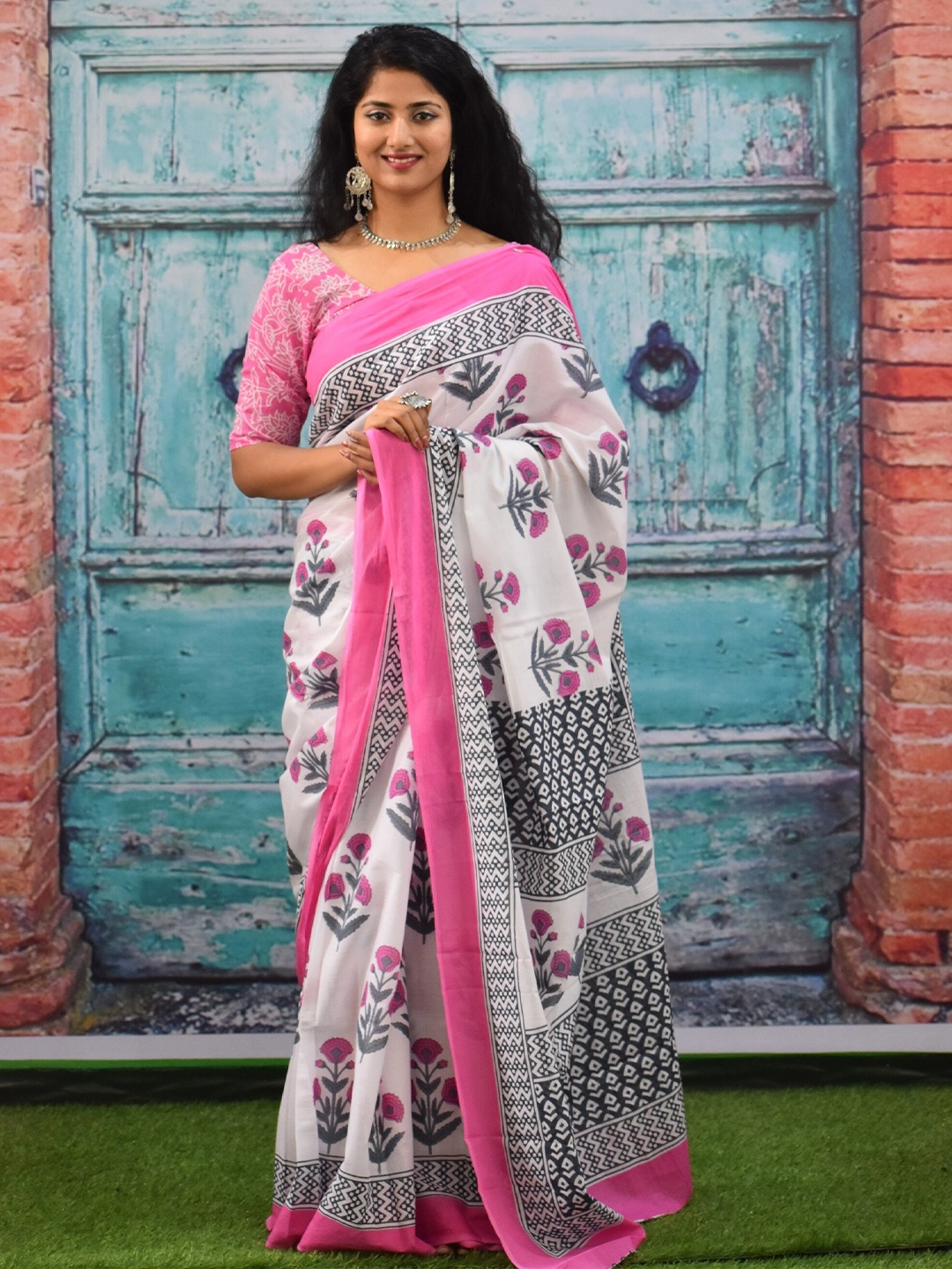 

clothonus Floral Pure Cotton Block Print Saree, White
