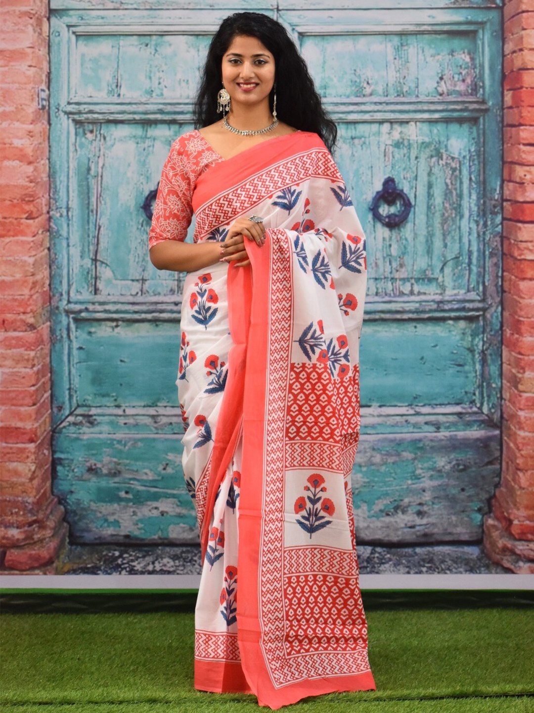 

Clothonus Floral Printed Block Print Saree, White