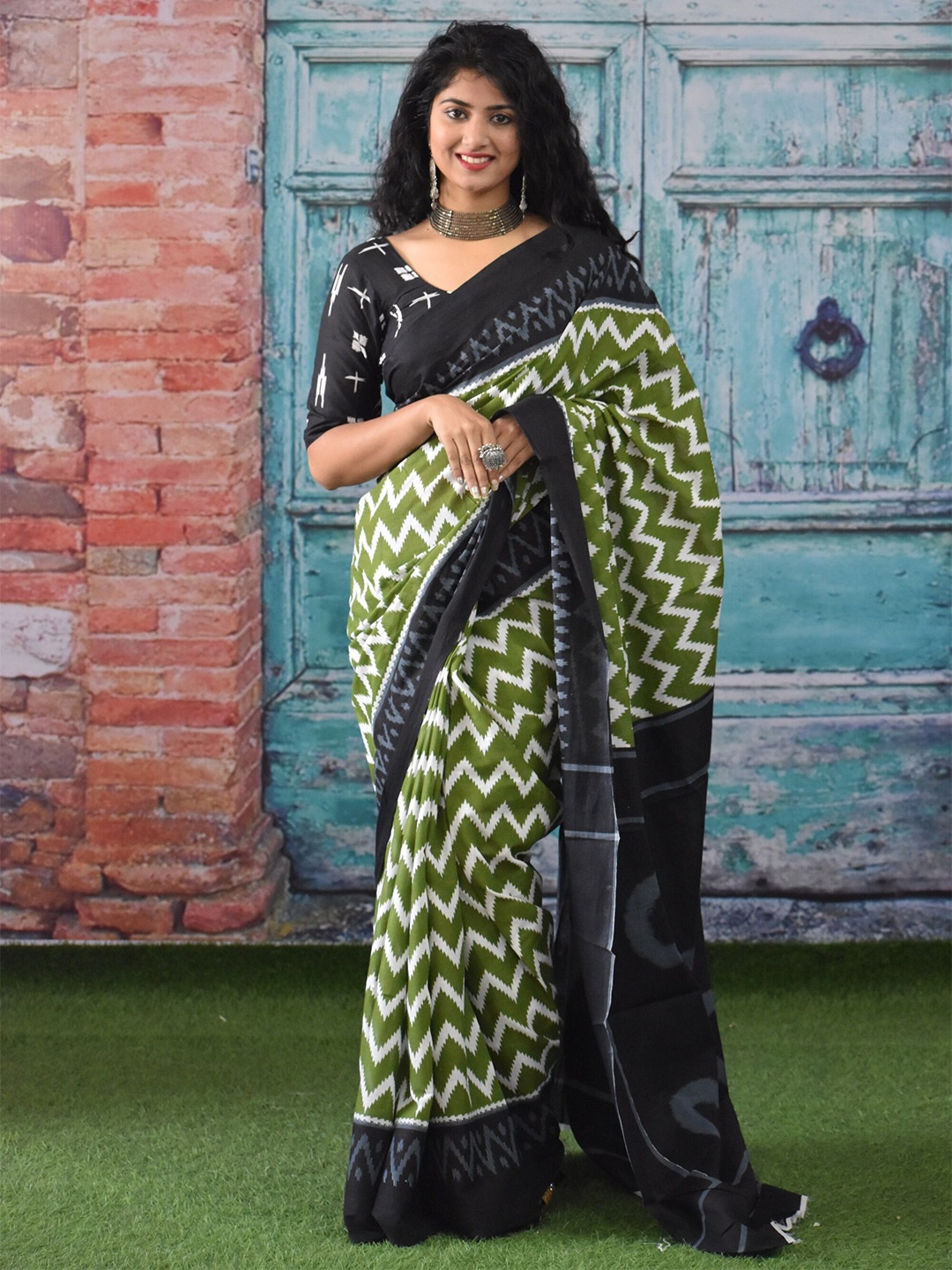 

clothonus Geometric Pure Cotton Block Print Saree, Green