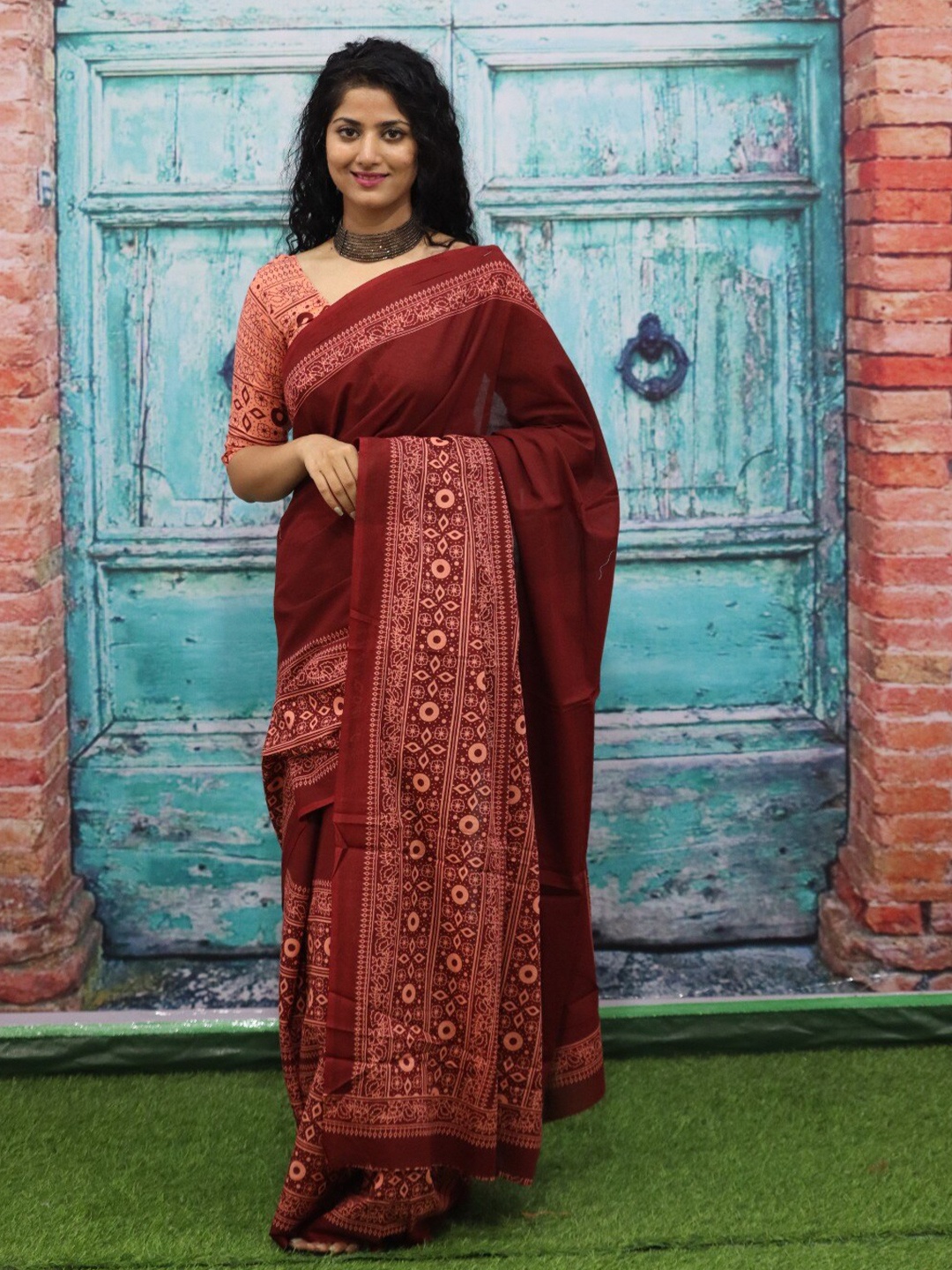 

clothonus Ethnic Motifs Printed Pure Cotton Block Print Saree, Maroon