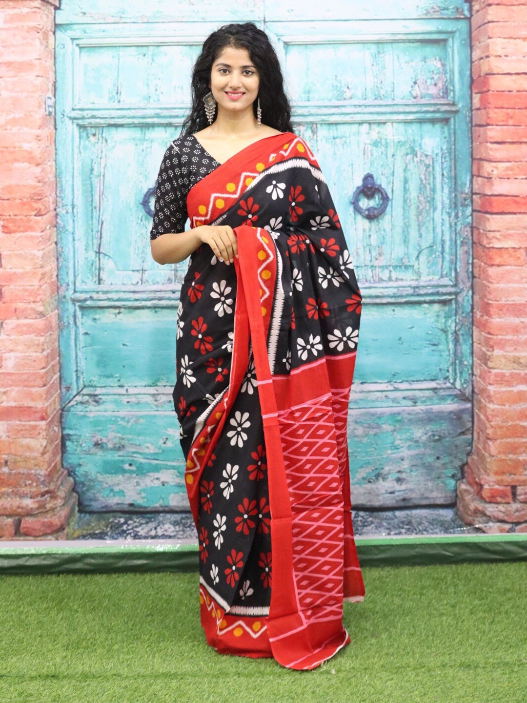 

clothonus Floral Pure Cotton Block Print Saree, Black