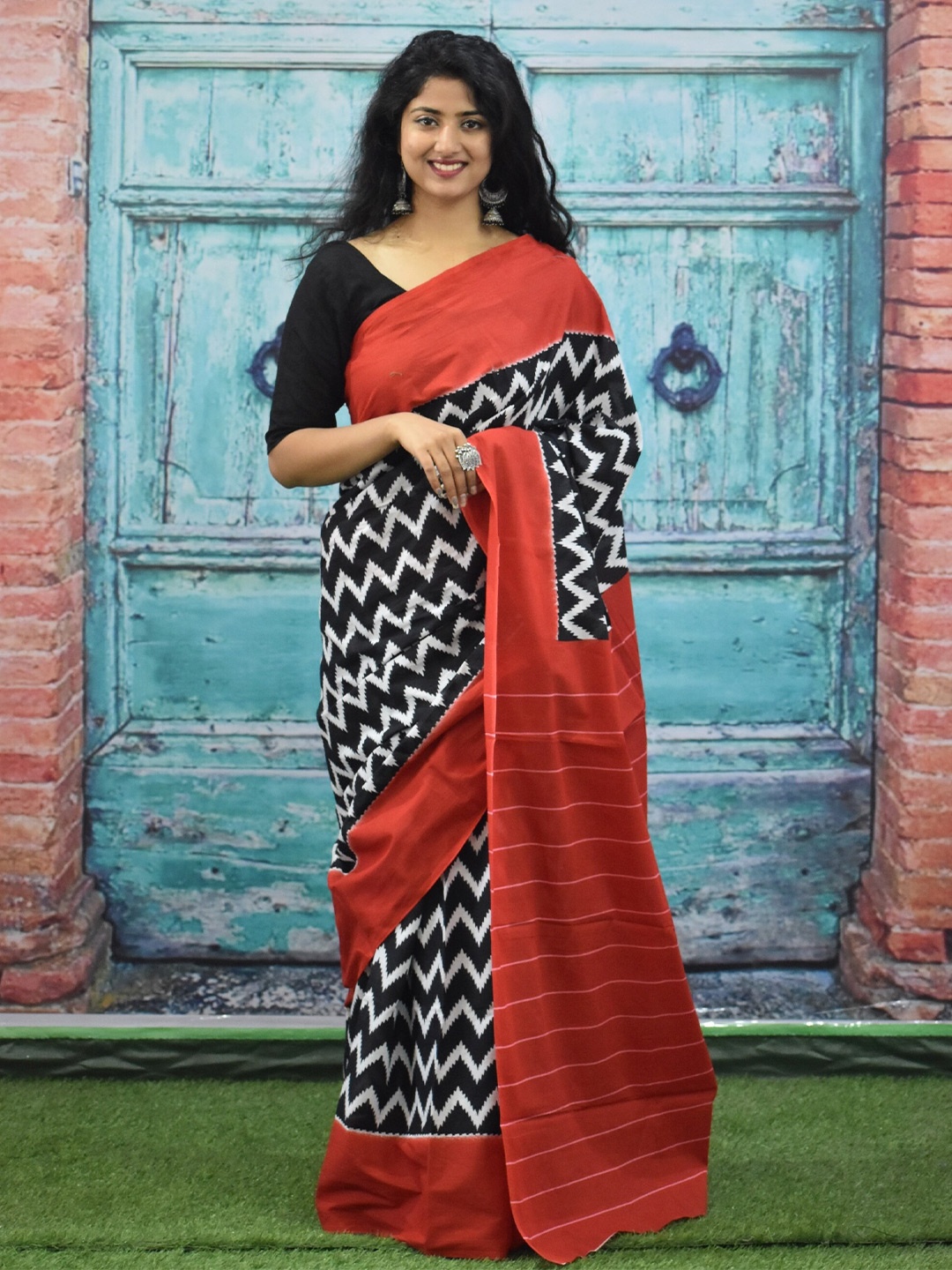 

clothonus Geometric Pure Cotton Block Print Saree, Black