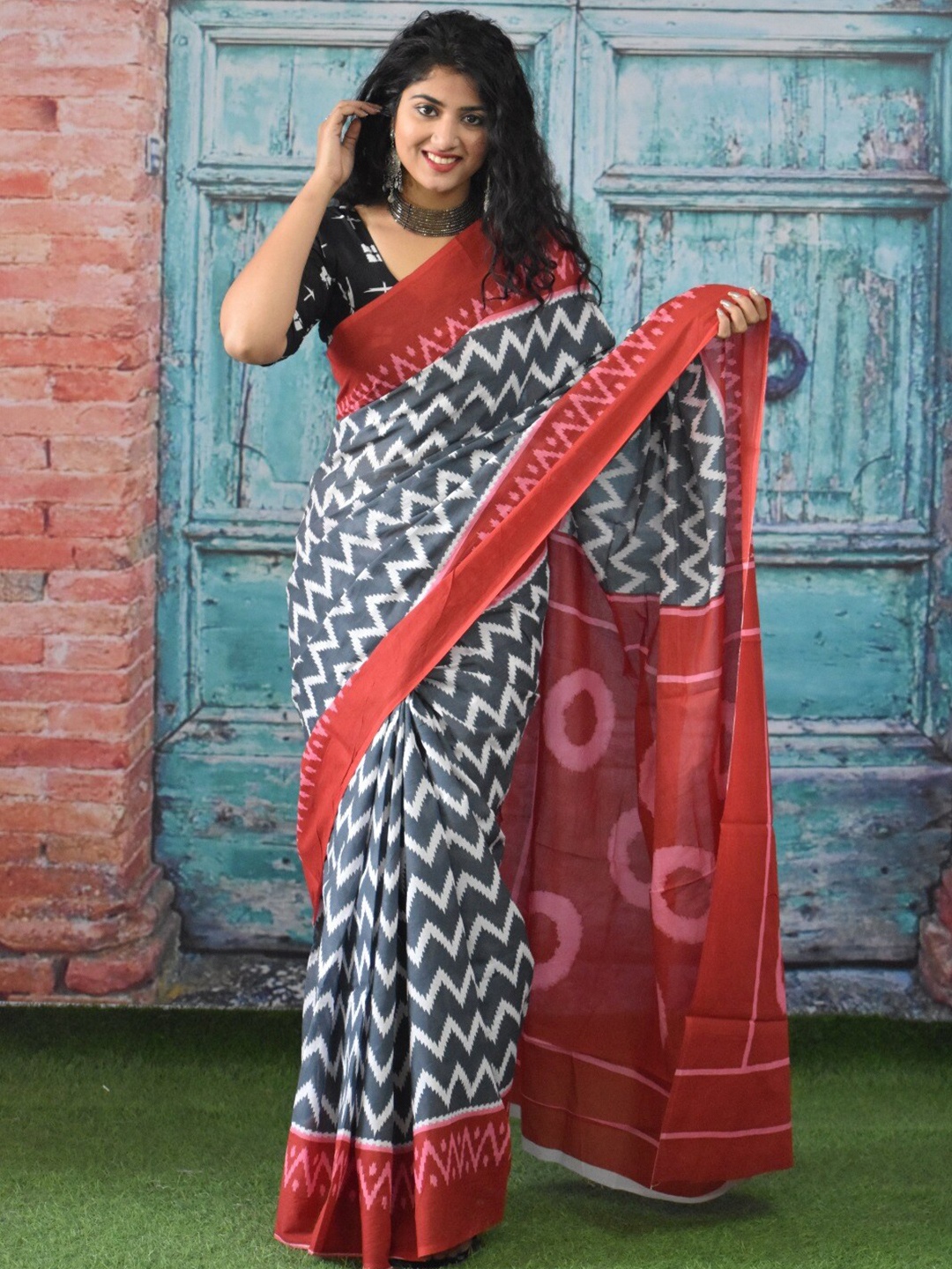 

clothonus Striped Printed Pure Cotton Block Print Saree, Grey