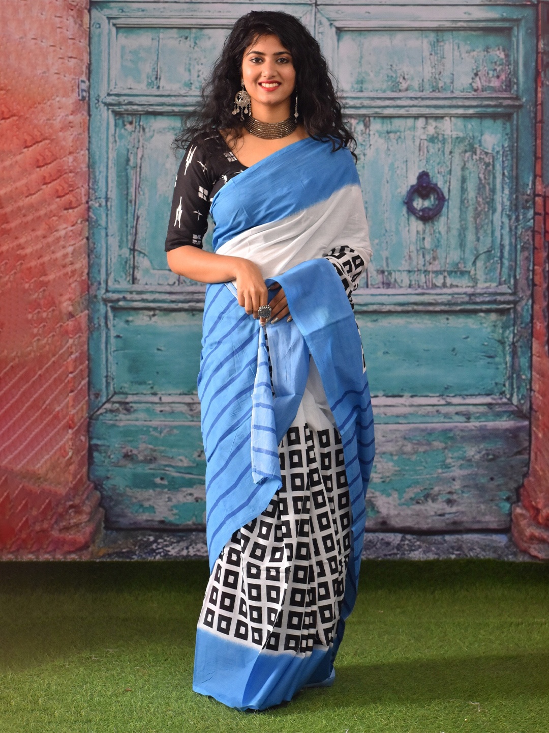 

clothonus Geometric Pure Cotton Block Print Saree, Blue