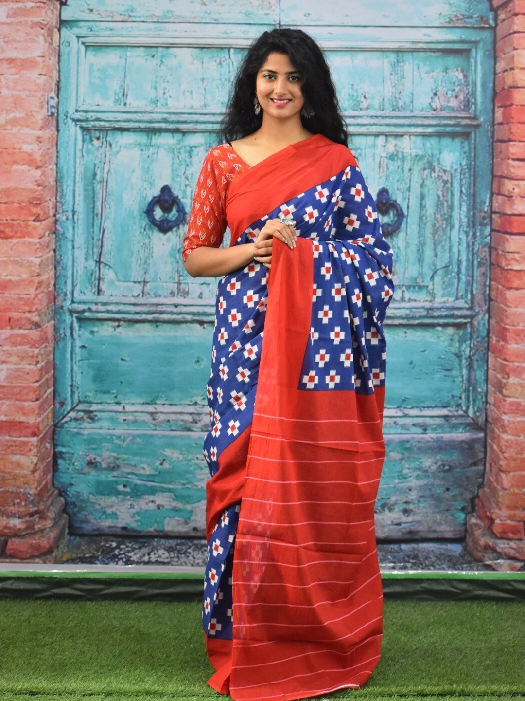 

clothonus Floral Pure Cotton Block Print Saree, Blue