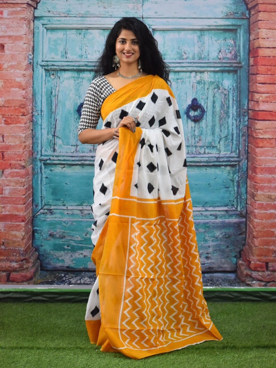 

clothonus Geometric Pure Cotton Block Print Saree, Yellow