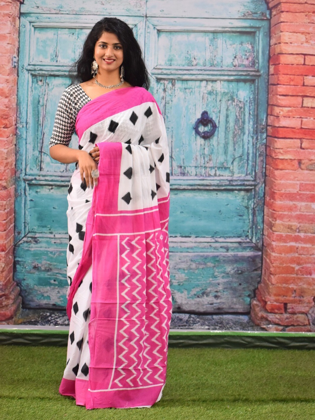 

clothonus Geometric Pure Cotton Block Print Saree, Pink