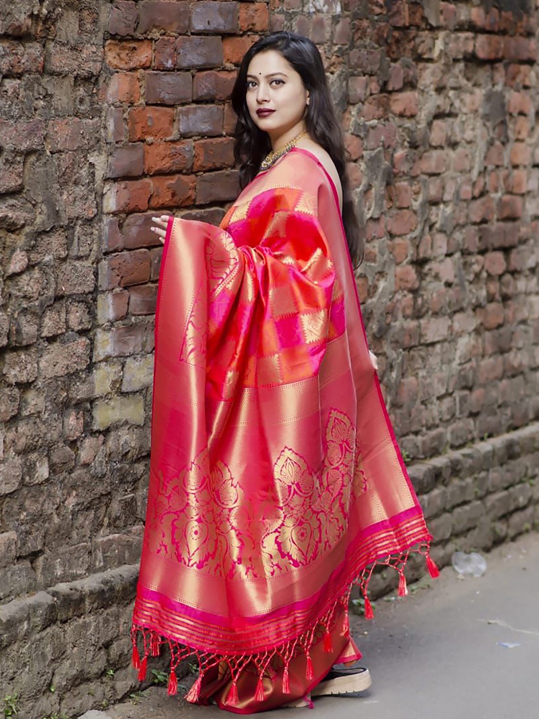 

KALINI Ethnic Motifs Woven Design Zari Banarasi Saree, Pink