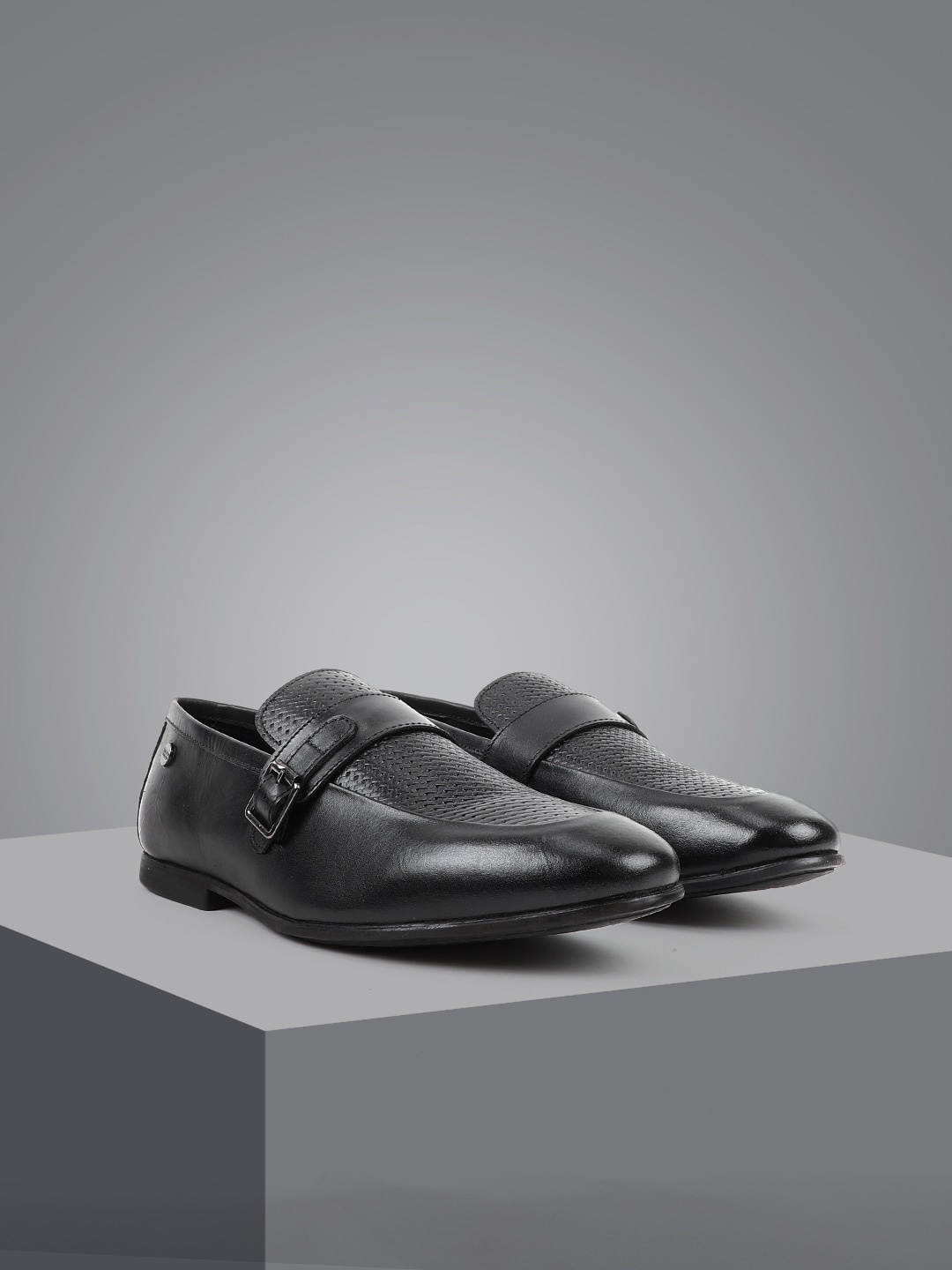 

Carlton London Men Textured Leather Penny Loafers, Black
