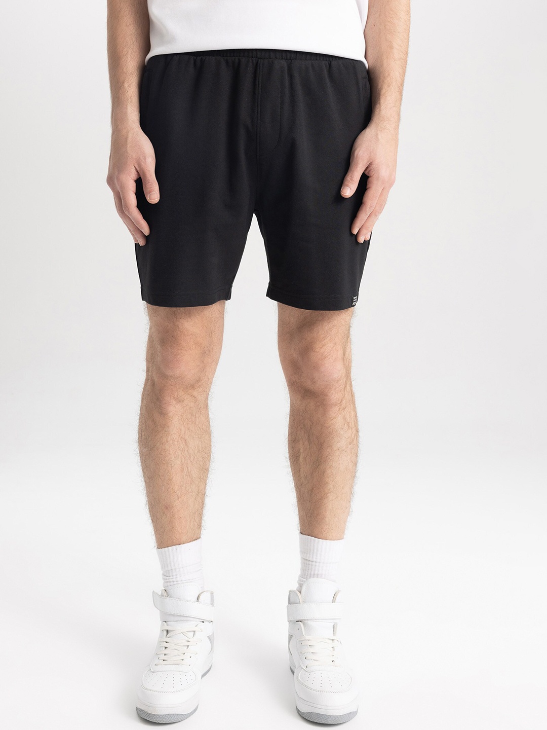 

DeFacto Men Mid Rise Sports Shorts, Black