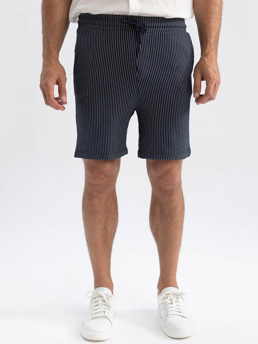 

DeFacto Men Striped Mid Rise Shorts, Black